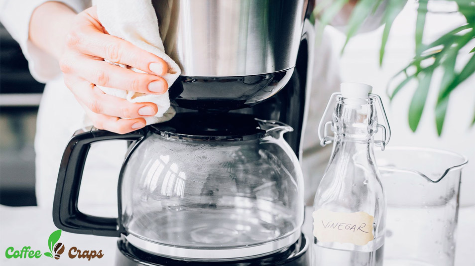 How to clean the coffee maker with vinegar